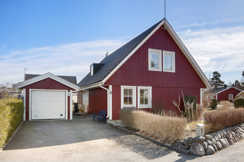 Fasadmalning pa 2 plans hus Trangsund Stortorp.jpg