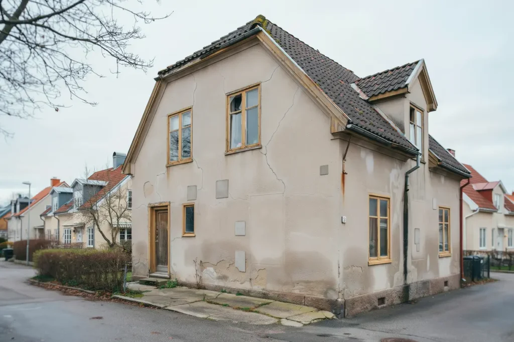 fasadens livsl ngd s vet du n r det r dags att renovera ist llet f r att lappa och laga