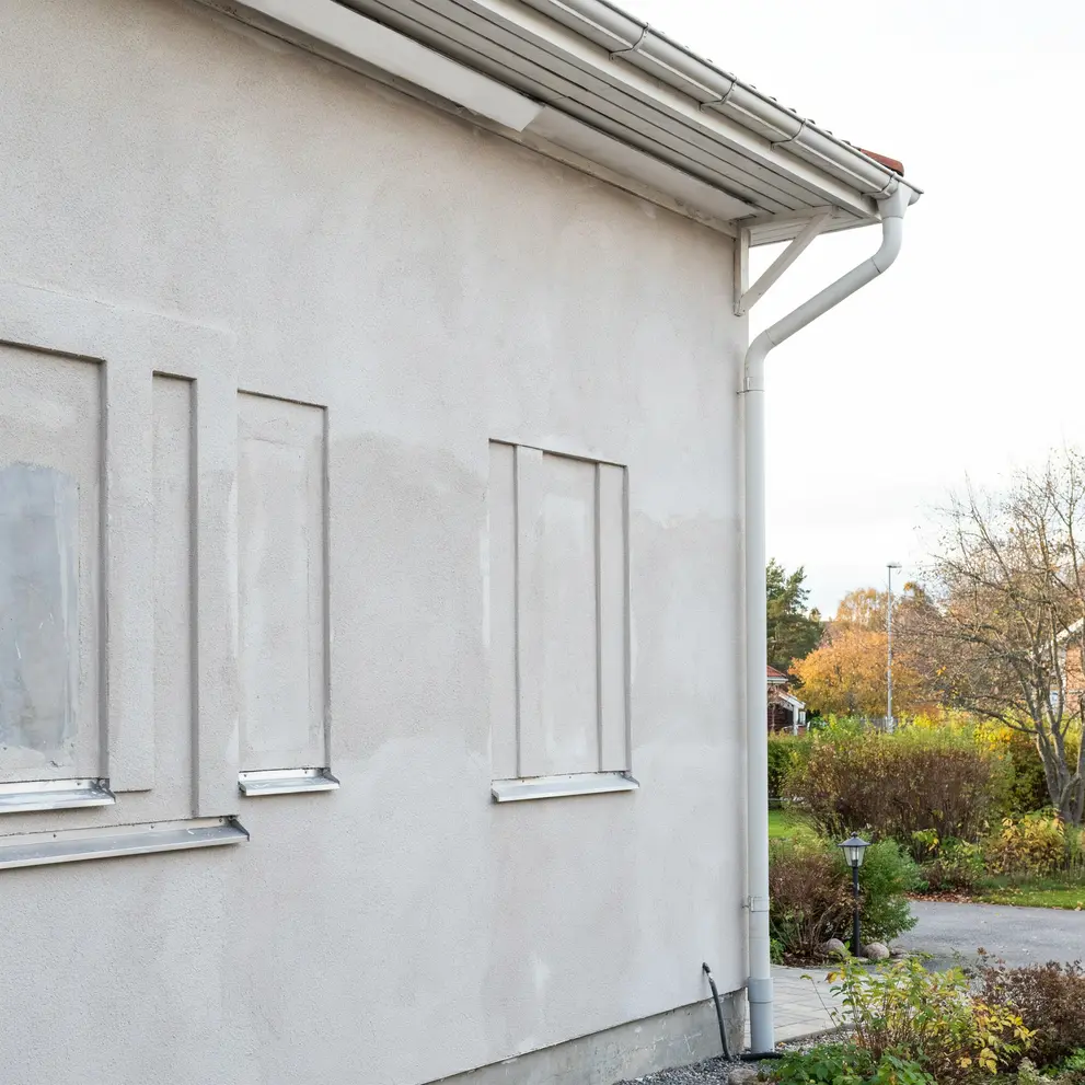 renovera vattenskadad putsfasad stenfasad skogas huddinge stockholm